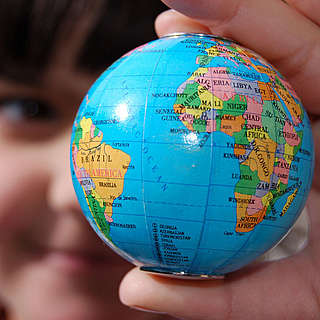 Map of the world in a girl's hand
© Juan Carlos DEL OLMO / WWF-Spain - © Juan Carlos DEL OLMO / WWF-Spain Map of the world in a girl's hand