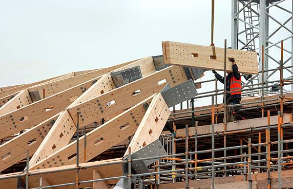 Constructing the diagrid glulam roof